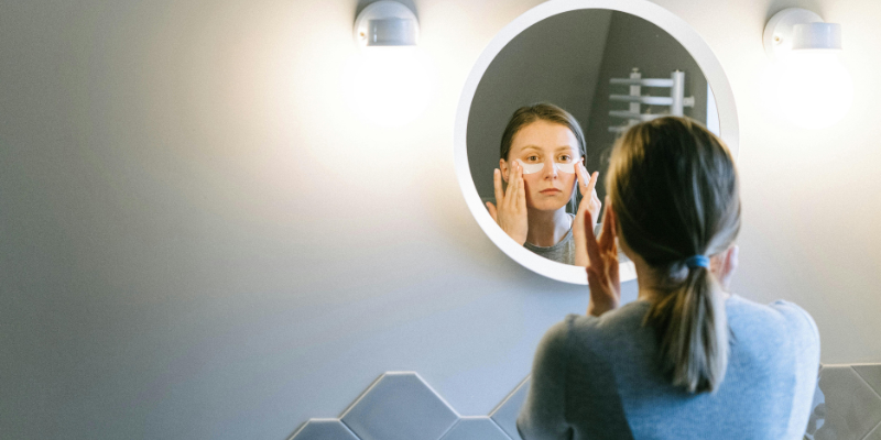 Essential Compact Mirrors & Beauty Lighting Trends